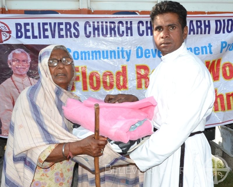 Diocese of Chandigarh Distributes Clothes and Food Items to Jammu and Kashmir Flood Victims