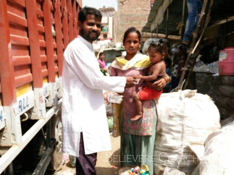 Slum Dwellers, Lepers and Beggars Receive Free Food on World Hunger Day in Diocese of Delhi